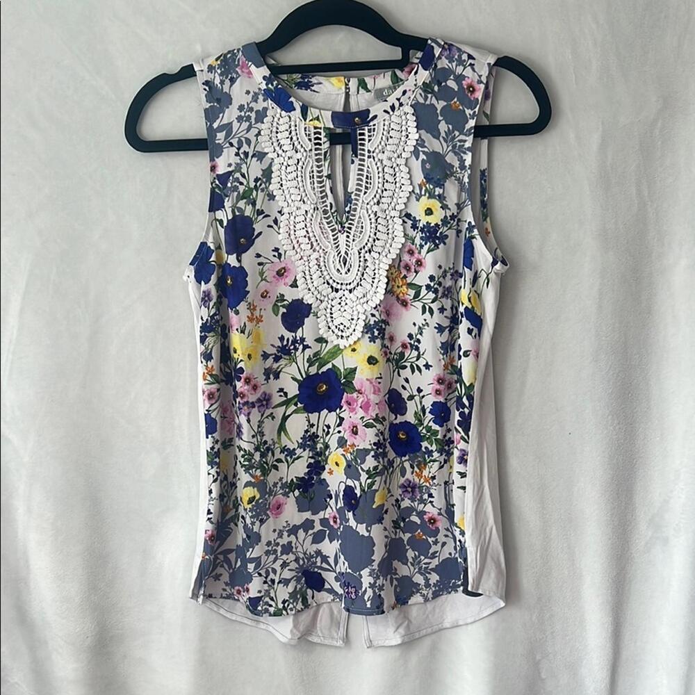 NWT Daniel Rainn Floral Blouse Womens XS Blue White Sleeveless Crochet Keyhole